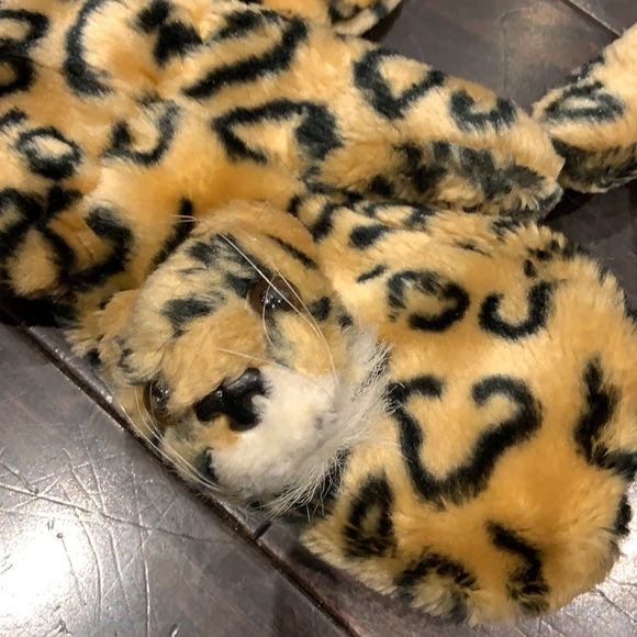 Leopard hat, scarf and mitten ensemble - Picture 3 of 4